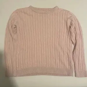 en rosa långärmad sweater med cableknit. den har inte använts för mycket och har inga skador!