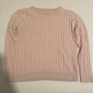 pink long sleeve sweater - en rosa långärmad sweater med cableknit. den har inte använts för mycket och har inga skador!