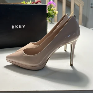 DKNY - 10 cm klack, bra skick endast använda 1 gång. 