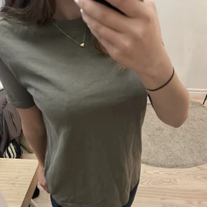 Mörkgrön Zara t-shirt - Superfin mörkgrön t-shirt!  Köpt i somras och nästan aldrig använd❤️köp direkt för 100kr eller lägg prisförslag, kan tänka mig att sänka❤️