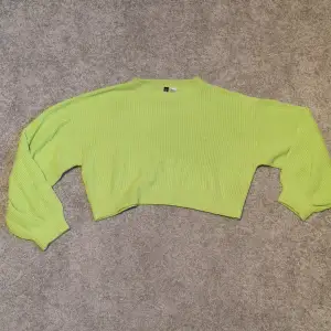 En supersnygg stickad tröja i neongrönt. Tröjan är i nyskick och i storlek M. 