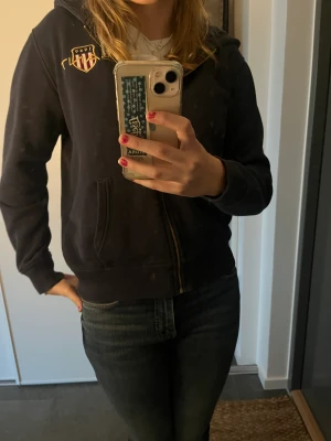 Hoodie - Super snygg zip up från Gant❤️ väldigt bra skick och mycket mysig🥰 pris kan diskuteras