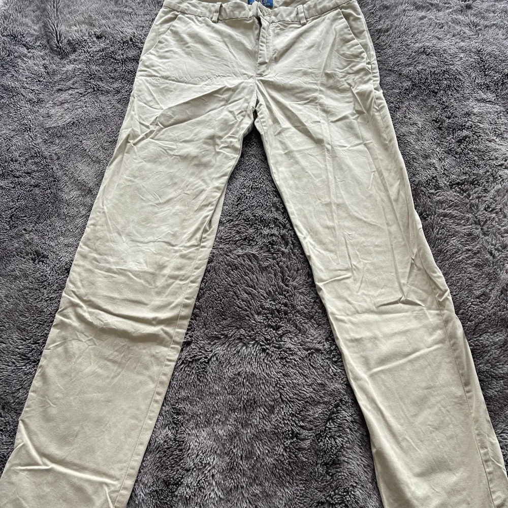 Beiga chinos från Ralph Lauren i storlek 20 (passar dig som är ungefär 169-174cm). Fint skick!. Jeans & Byxor.