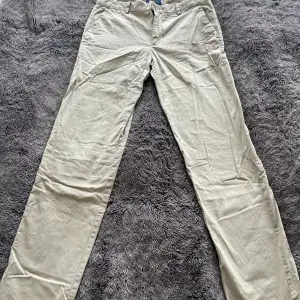 Beiga chinos från Ralph Lauren i storlek 20 (passar dig som är ungefär 169-174cm). Fint skick!