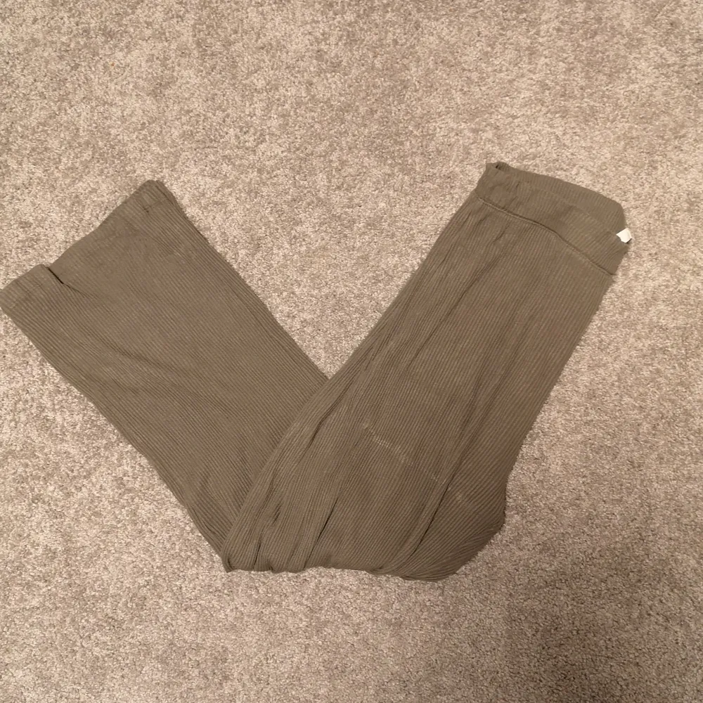 Ett par sköna gröna byxor. De är vida och ribbade i storlek M från divided. . Jeans & Byxor.