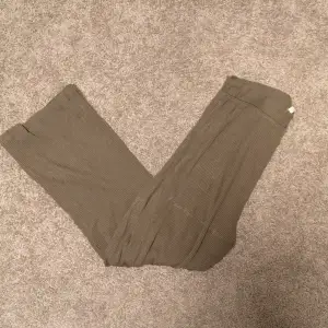 Ett par sköna gröna byxor. De är vida och ribbade i storlek M från divided. 
