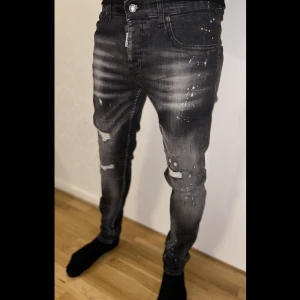 Dsquared2 jeans - Nya dsquared2 jeans (Ej äkta), endast testade för bilden strl S, finns även i en lite ljusare färg strl M