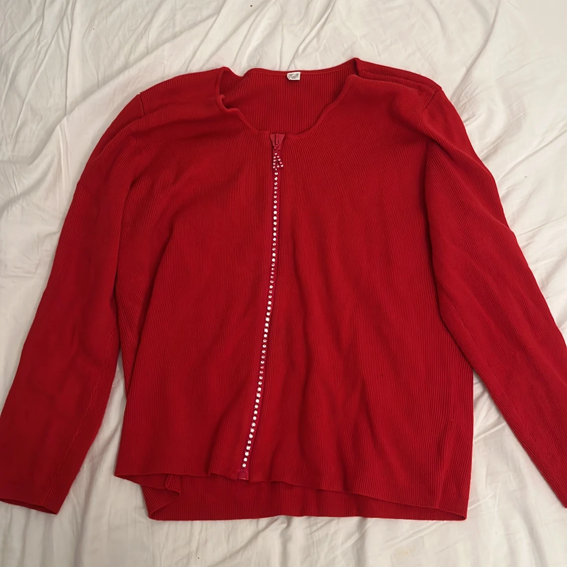 Röd kofta med dragkedja