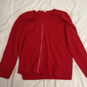 Röd kofta med dragkedja - Ribbad / stickad röd kofta med cool dragkedja! På mig har den suttit jättenajs oversized då den är i strl 44👌 
