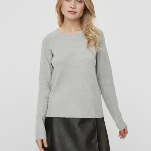 Säljer denna grå stickade tröja från veromoda då den inte kommer till användning längre 💕