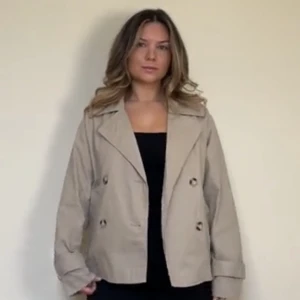 Trenchcoat  - Säljer denna Monki kappan i stprlek M använd fåtal gånger och är slutsåld på hemsidan☺️ lånade bilder och orginalpriset var 650