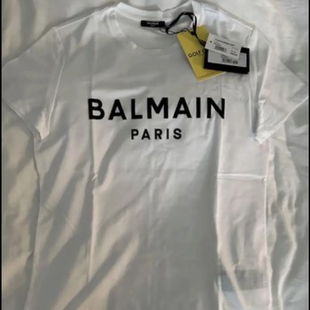 T-shirt från Balmain storlek M. Helt ny med prislapp, nypris 4689kr. Kvitto finns! Pris kan diskuteras. T-shirts.