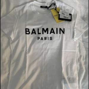 T-shirt från Balmain storlek M. Helt ny med prislapp, nypris 4689kr. Kvitto finns! Pris kan diskuteras