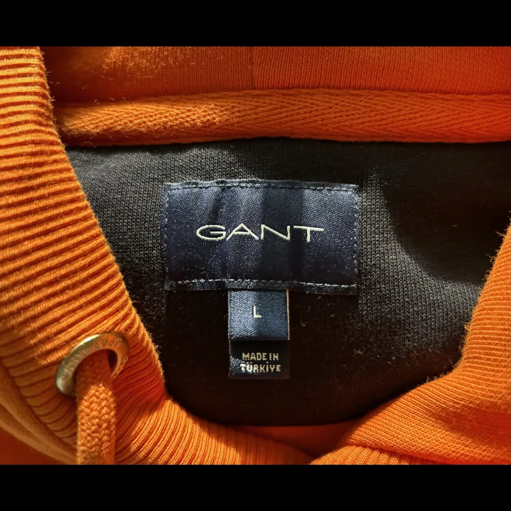 Säljer denna Gant hoodie storlek L. Hoodies.
