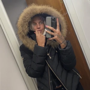 Hollies Jacka - Fin vinter jacka från hollies med äkta tvättbjörn päls