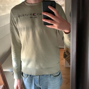 Tommy Hilfiger crewneck - Tröjan är i mycket bra skick. Säljer för att snart är för liten och behöver pengar. Nypris 450kr