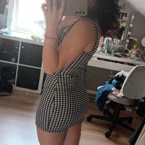 Klänning - Säljer denna nästan oanvända klänning från HM. Den är i jätte bra skick. Använd typ bara 3 gånger!