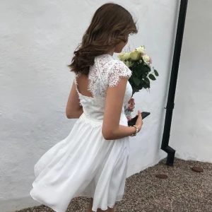 Vit klänning  - Säljer denna vita klänningen som använts en gång. Den är i strl 38 från märket chiara forthi🤍 Nypris: 600kr!