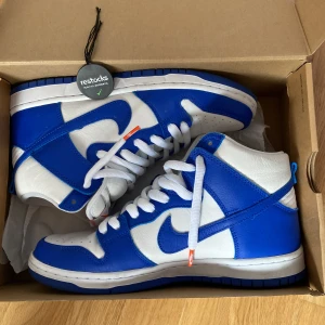 Nike Dunk High Kentucky  - Tjenare!  Säljer nu mina Nike Dunk High Kentuckys som jag bara använt 5 gånger! Skorna är köpta på ”Restocks” och är verifierade till att vara äkta. Skorna är riktigt bekväma och snygga, storlek 42.5! Nypris 2100kr