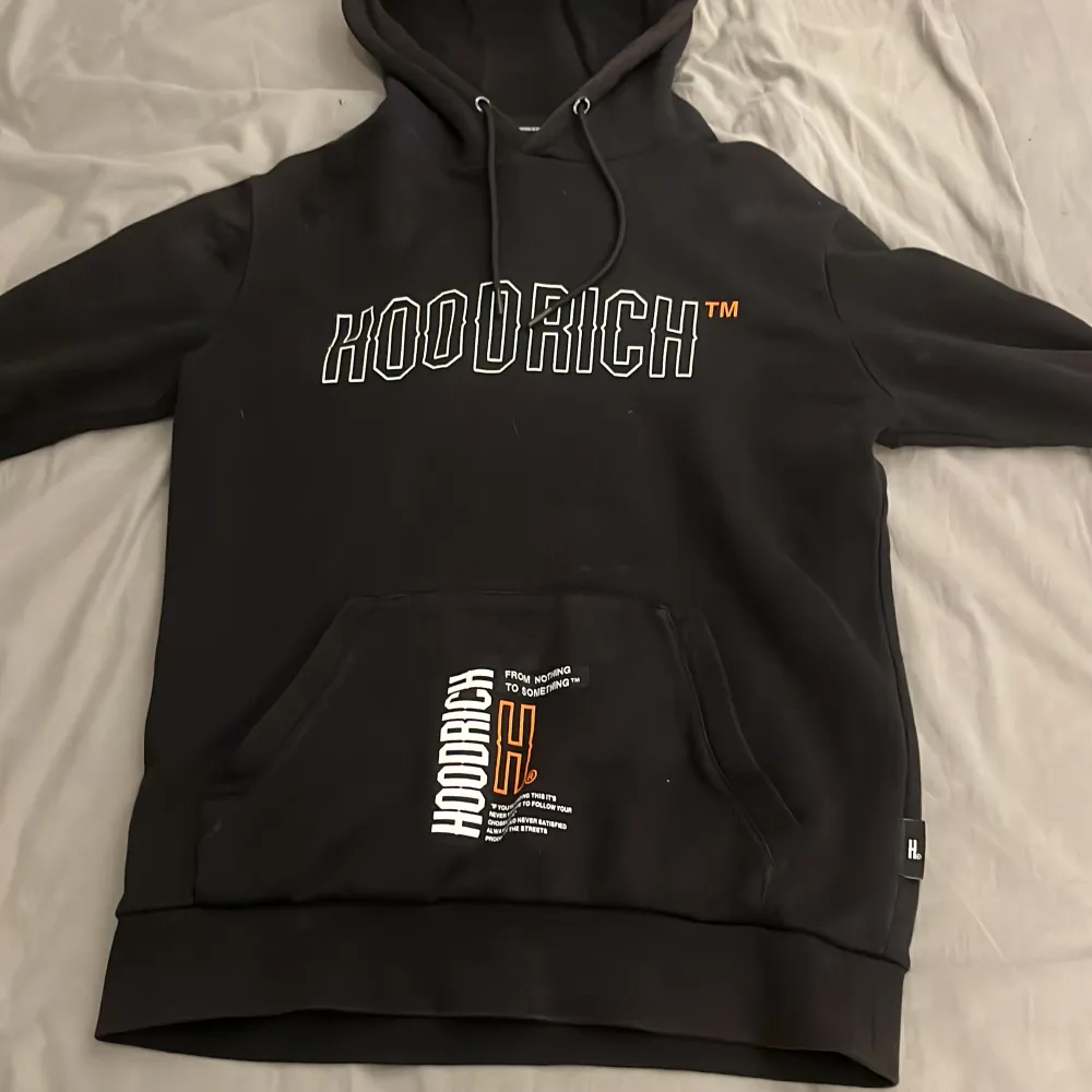 Knappt använd. Bra sick, säljer för vill bli av med den snabbt. Köpt för 500... Hoodies.