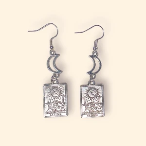 tarot kort örhängen 🌝 - Örhängen med tarotkort, ”La Luna” 🌚🌝  krokar i sterling silver 925🙌 pris 49kr styck, 15kr frakt vid köp genom swish privat, annars plicks fraktalternativ 💛 GRATIS frakt vid köp av tre par örhängen från min plicksida! kan vara från olika annonser! 🥰