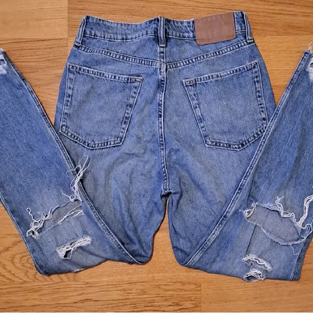 Tighta ripped jeans från HM i storlek 36. Använd gärna köp nu, kontakta vid frågor eller fler bilder!!<3. Jeans & Byxor.