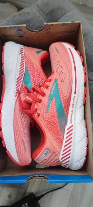 Löp skor  - Hej säljer kvinnliga löpar skor dom är köpt från stadium för 1600 i Barkarby fast ger ett bra pris för 1000 helt nya box finns allt är där som ska va där 