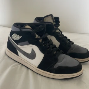 Air jordan 1 mid  - Säljer dessa skor som jag ärvt av min brorsa, därmed inget kvittot eller box. Strl 45, fungerande pr scann vilket visar äktaheten. Pris går att diskutera, vi löser något bra i dm, vid stort intresse startas budgivning!