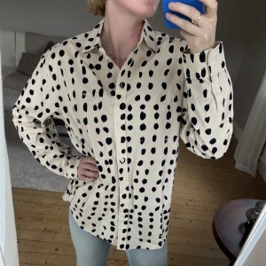 Prickig skjorta - Prickig skjorta från Carin Wester, lätt att klä upp och ner 