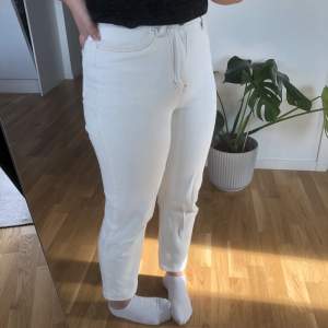 Vita jeans från Rut&circle i storlek XS