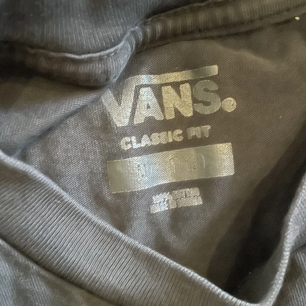 Hej säljer en till Vans tröja från mina barn som dem har växt ur. Tröjan är i toppskick och har använts försiktigt, köpare står för frakt, skriv om ni har frågor eller vill ha flera bilder👌🏼. T-shirts.