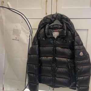 Moncler maya - Helt ny moncler. Aldrig använd. Storlek M passar S. NFC tag fungerar. Vid snabb affär så släpper jag den för billigare och står för frakten