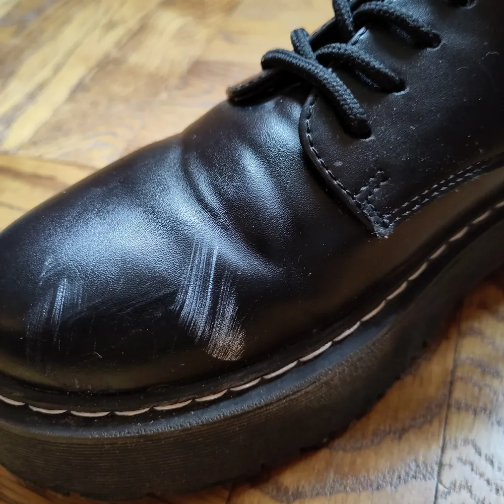Snygga derby-skor med platform. Ser ut som Dr Martens. Köpta här på Plick, säljer för att de inte kommer till användning. Höger sko har ett skavmärke, som kan tas bort med skoputs eller liknande. . Skor.