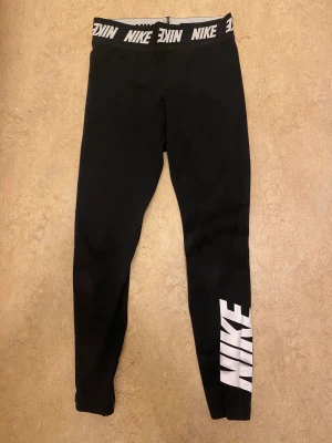 Nike tajts - Nike tajts i bra skick. Använda vid fåtal tillfällen, aldrig tränat i dom🌺