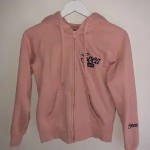 Rosa hoodie med dragkedja från Svea. Nyskick. Storlek S. 