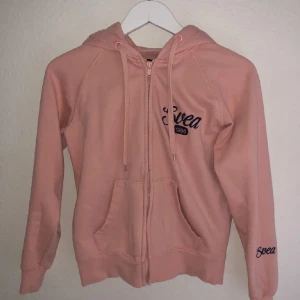 Rosa zipup hoodie - Rosa hoodie med dragkedja från Svea. Nyskick. Storlek S. 