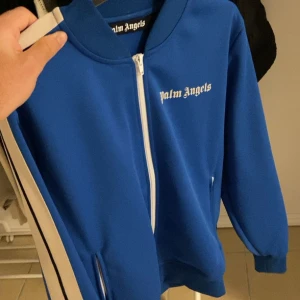 Palm angels kofta - Knappt använt Palm Angels kofta, den är som ny i skick, storlek m, passar även om du har st s, har inte kvar kvittot men ja kan visa köpet på mail bekräftelse om du vill se äkthetsbevis,  Pris diskuteras.