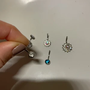 Navelpiercing vit sten - 1 för 30 kr, 2 för 50kr och 3 för 70kr ⭐️Säljer mycket smycken nu då jag har för mycket och rensar, så bara att skriva vid frågor eller behov av fler bilder🤍✨🌟Paketpris vid köp av flera smycken/plagg.