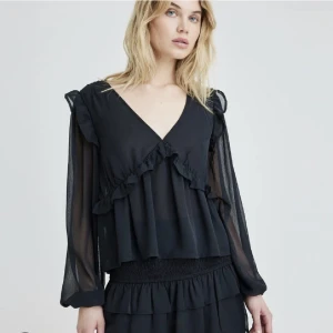 Blus - Lägger upp igen pga störningar i köpandet!