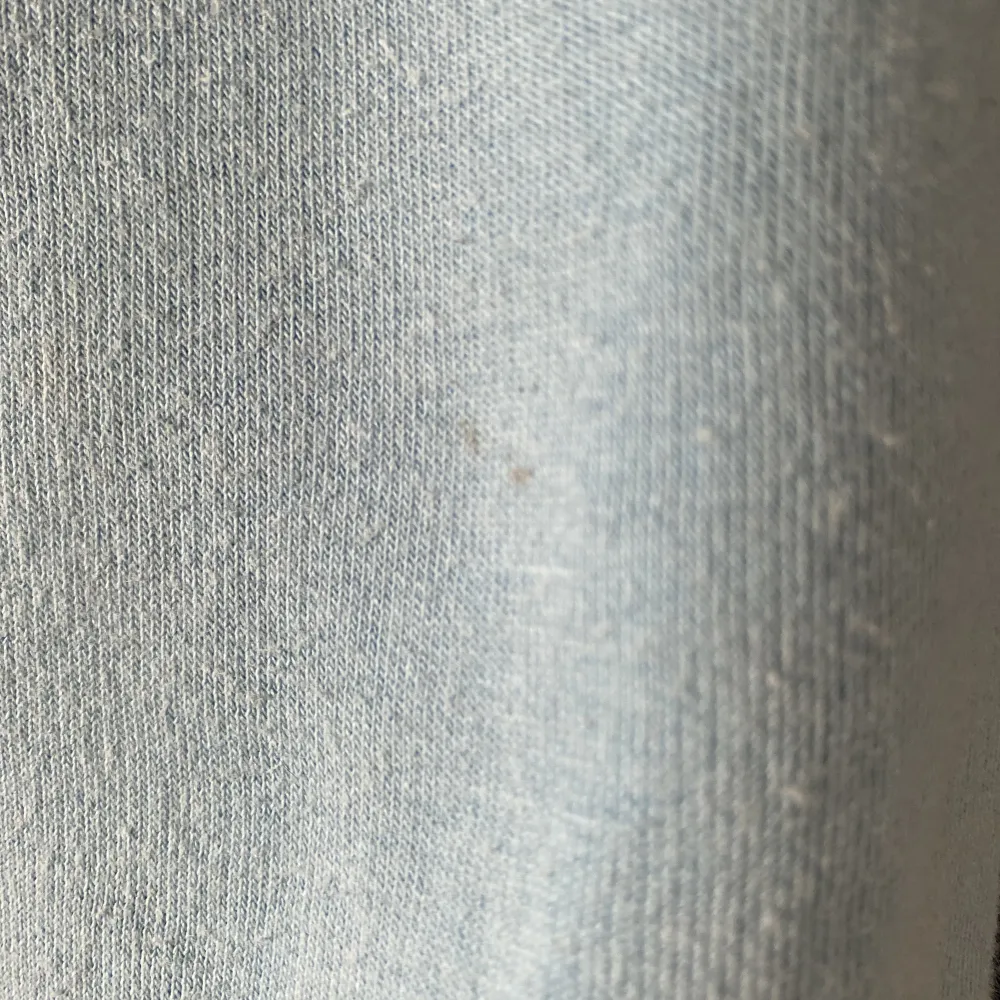 Söt tröja från Ellesse i fint skick, men en pytteliten fläck på framsidan (se närbild, ca 2 mm stor och syns bara på riktigt nära håll), därav priset. . Tröjor & Koftor.