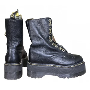 Sinclair HI max Dr. Martens - knappt använda! modellen är en limited edition från 2020, tillkommer ett par svarta skosnören som man kan byta till! Nypris var 3800
