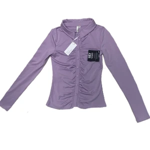 Nelly Tröja - Helt ny tröja från nelly! Sitter perfekt på kroppen och jätte skönt material. Har en likadan i blå på min profil. Bara att kontakta mig vid frågor!💕