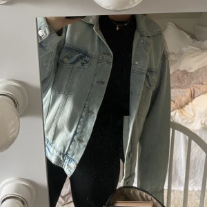 Jeansjacka - Jeansjacka från hm som bara använts fåtal gånger, storlek S🤍 