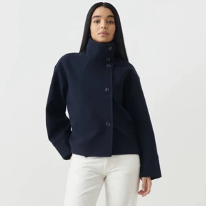 Marinblå short felt jacket från Gina  - En marinblå jacka i modellen short felt jacket i storlek XS från Gina tricot, oanvänd med lappen kvar 