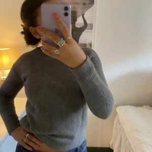 Tröja - Grå tjocktröja från &otherstories i Xs. (Jag är vanligtvis storlek S/M)