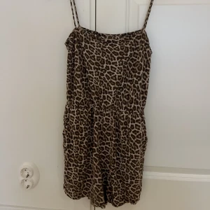 Jumpsuit  - Leopardmönstrad jumpsuit. Mjukt material lite nopprig.