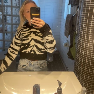 Stickad tröja - Jätteskön stickad tröja. Kliar inte alls på huden, den är jättemjuk❤️storlek S