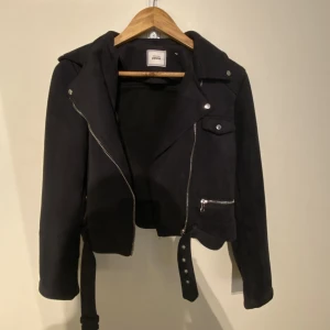 Bikerjacket - Marinblå Bikerjacka i fint skick💕lite liten på mig därav säljer jag den 
