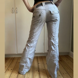 Espritbyxor - Säljer dessa sjukt snygga gråa lågmidjade cargopants. Midja ca 85cm som max (skärpet ingår) & innerben 83,5cm. Min syster är modellen på bilden och hon är ca 166cm och bär oftast S/34/36. Hör av er vid funderingar!💕💕Använd köp nu💫