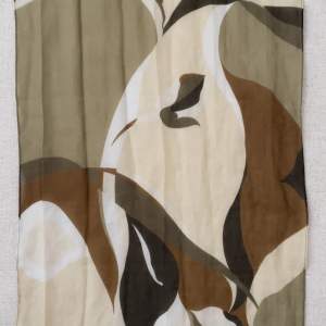 Fin scarf med brun/grön/beige mönster. Tunn och fin som detalj på väskan eller jeans. Måtten är 33x150cm